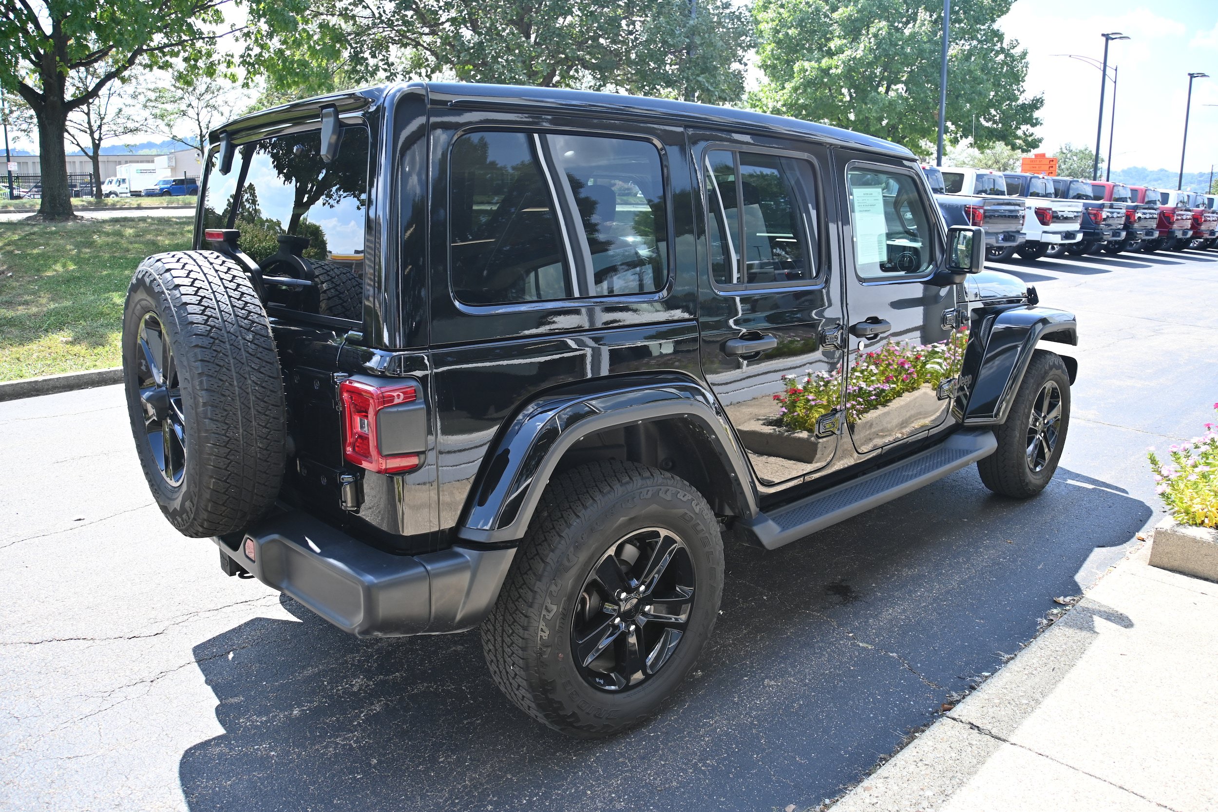 Used 2023 Jeep Wrangler Unlimited Sahara AWD/4WD image 5