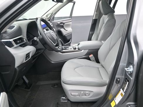 Used 2026 Toyota Highlander Limited image 12
