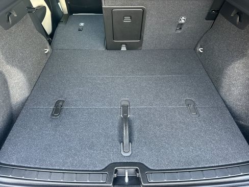 Certified 2025 Volvo XC40 B5 Plus AWD/4WD image 18