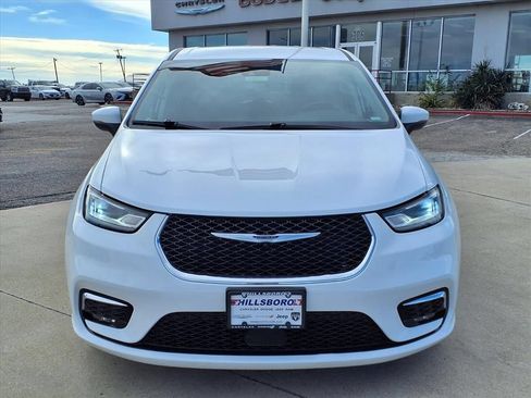 Used 2023 Chrysler Pacifica Touring-L FWD image 2
