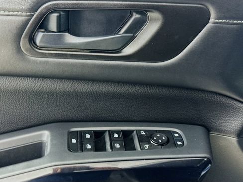 Used 2025 Nissan Pathfinder SV FWD image 20