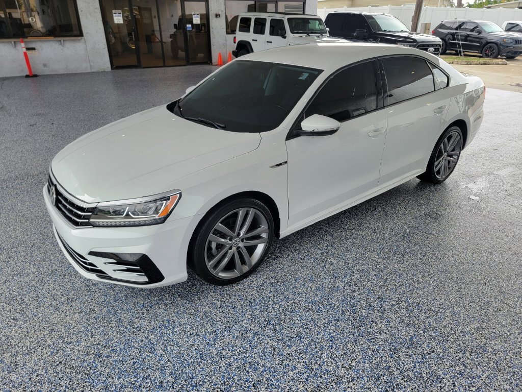 Used 2018 Volkswagen Passat 2.0T R-Line w/ R-Line Lighting Package FWD image 1
