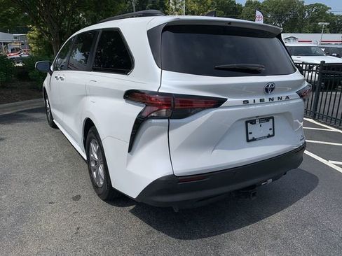 Certified 2022 Toyota Sienna XLE FWD image 6