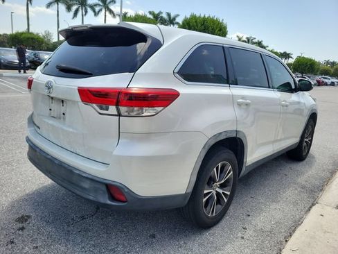 Used 2019 Toyota Highlander LE FWD image 3