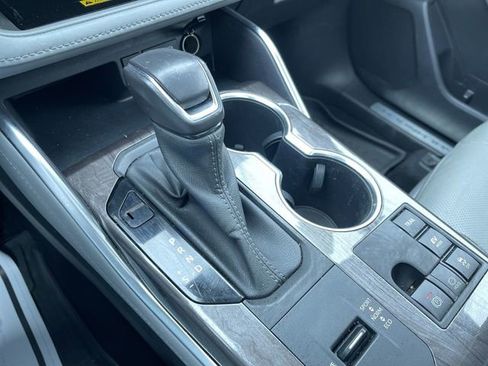 Used 2023 Toyota Highlander Limited image 16