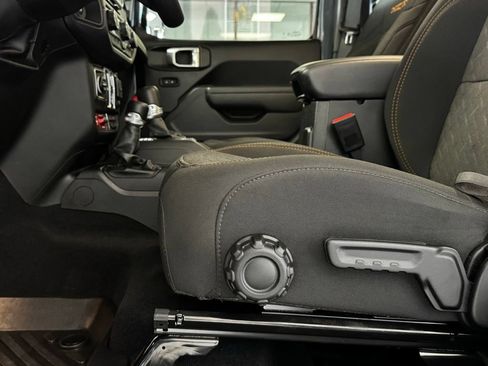 Certified 2025 Jeep Gladiator Mojave w/ Convenience Group AWD/4WD image 11