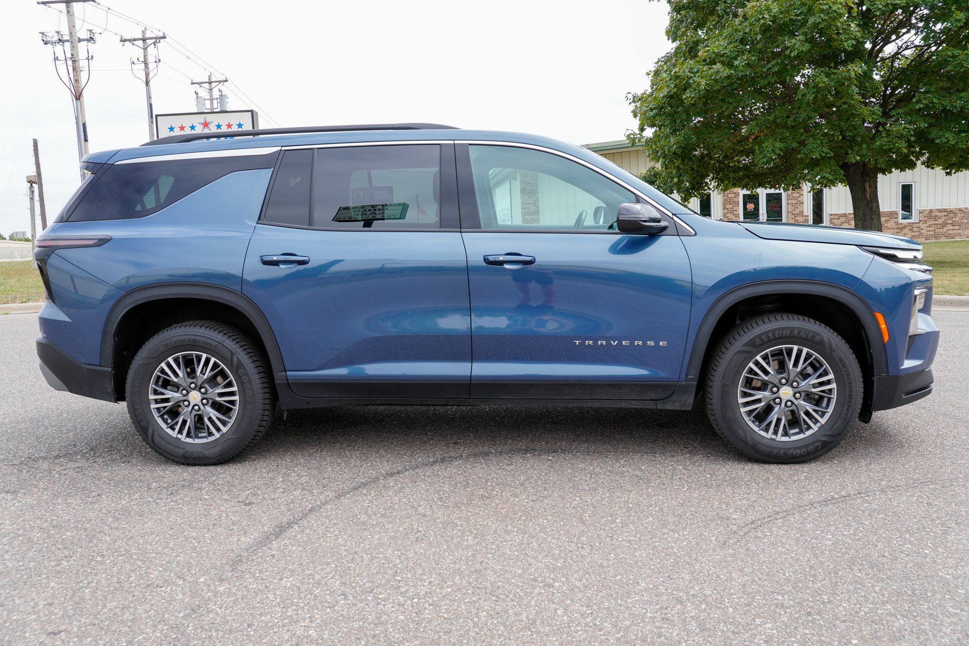 Used 2025 Chevrolet Traverse LT AWD/4WD image 2