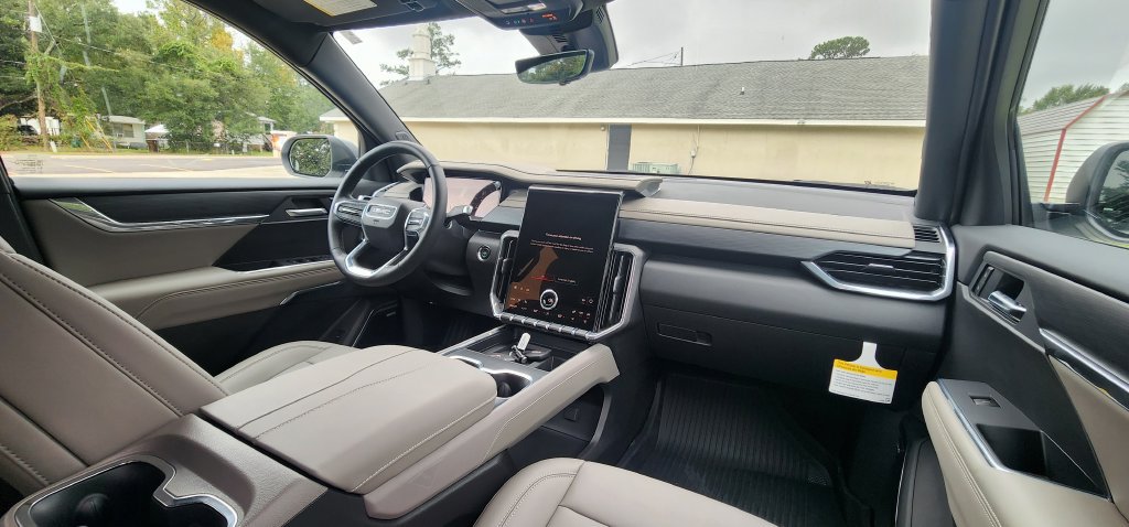 Used 2026 GMC Acadia Elevation w/ Elevation Premium Package FWD image 26