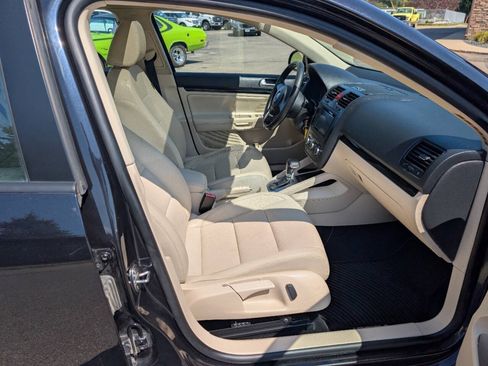 Used 2010 Volkswagen Jetta Wolfsburg Edition FWD image 11