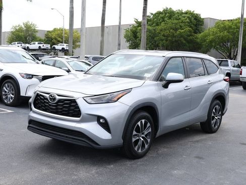 Used 2023 Toyota Highlander XLE FWD image 1