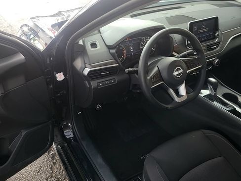 Used 2025 Nissan Altima 2.5 SV FWD image 3