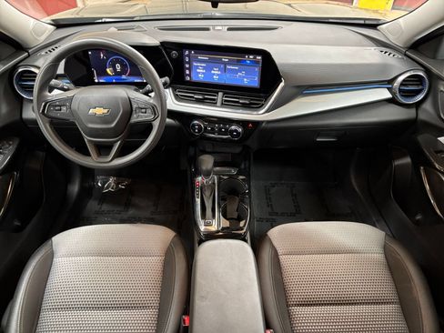 Used 2025 Chevrolet Trax LT FWD image 32