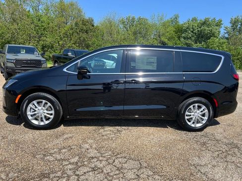 New 2027 Chrysler Pacifica Select AWD/4WD image 2