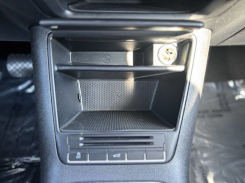 Used 2011 Volkswagen Tiguan S image 31