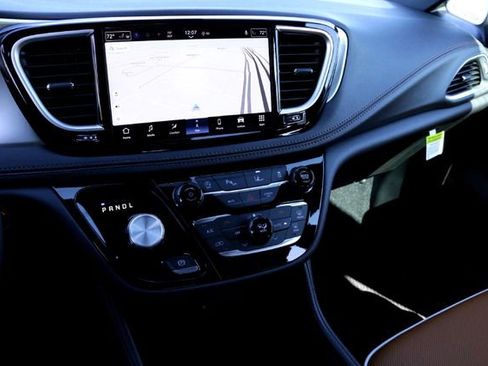 New 2026 Chrysler Pacifica Pinnacle image 13