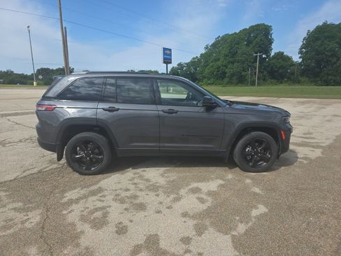 Used 2023 Jeep Grand Cherokee Altitude RWD image 2