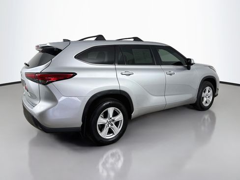 Used 2023 Toyota Highlander LE AWD/4WD image 8