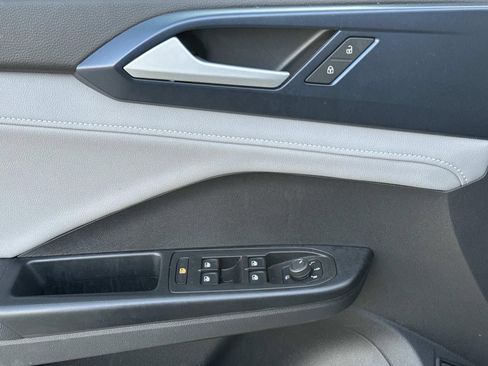 Used 2024 Volkswagen Taos SE image 19