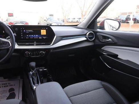 Used 2025 Chevrolet Trax LT w/ LT Convenience Package image 23