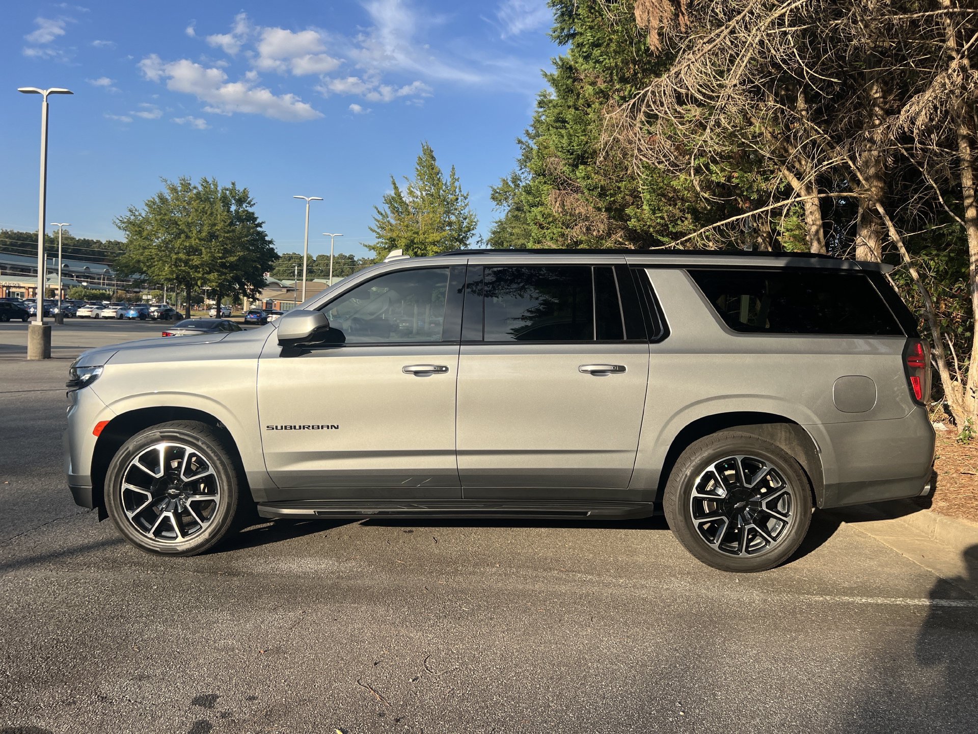 Used 2023 Chevrolet Suburban RST w/ Sport Performance Package AWD/4WD image 2