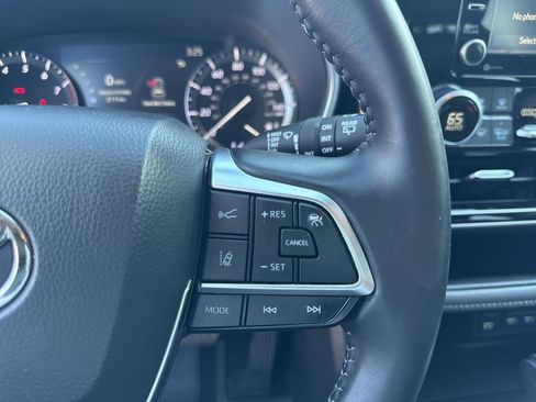 Used 2020 Toyota Highlander XLE image 19