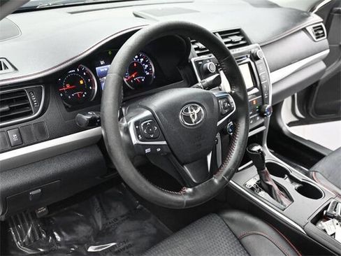 Used 2015 Toyota Camry SE image 4