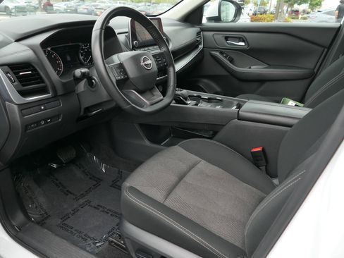 Used 2025 Nissan Rogue SV FWD image 12