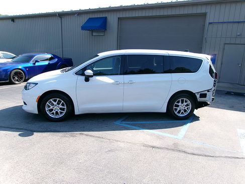 Used 2023 Chrysler Voyager LX FWD image 1
