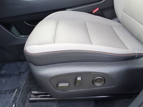 Used 2025 Chevrolet Traverse LT image 19