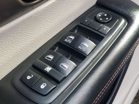 Used 2019 Chrysler Pacifica Touring-L image 8