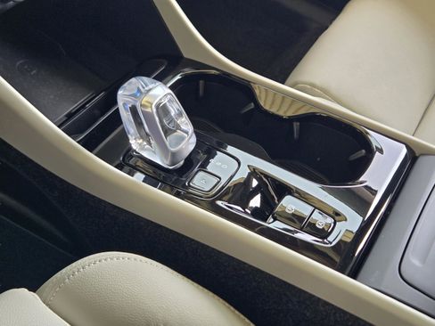 Used 2025 Volvo XC40 B5 Plus w/ Protection Package Premier image 19