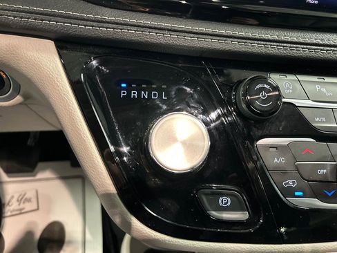 Used 2024 Chrysler Pacifica Touring-L image 20