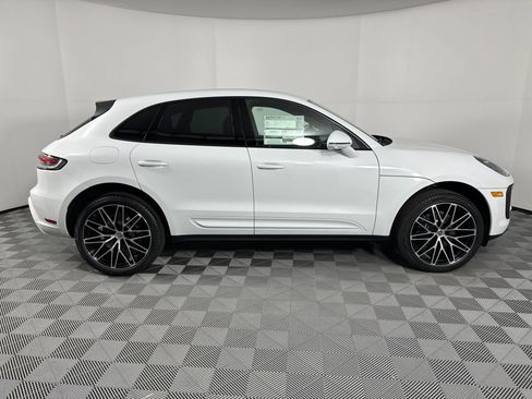 Certified 2025 Porsche Macan image 8