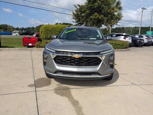 Used 2025 Chevrolet Trax LT FWD image 8