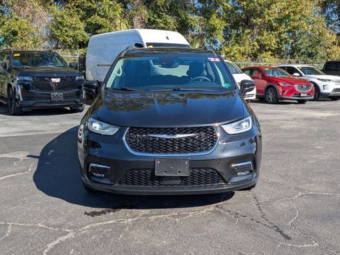 Used 2022 Chrysler Pacifica Touring-L image 2