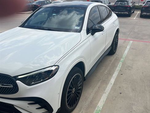 Used 2025 Mercedes-Benz GLC 300 4MATIC image 4