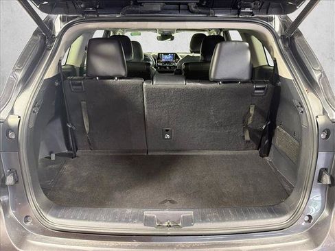 Used 2021 Toyota Highlander XLE FWD image 19