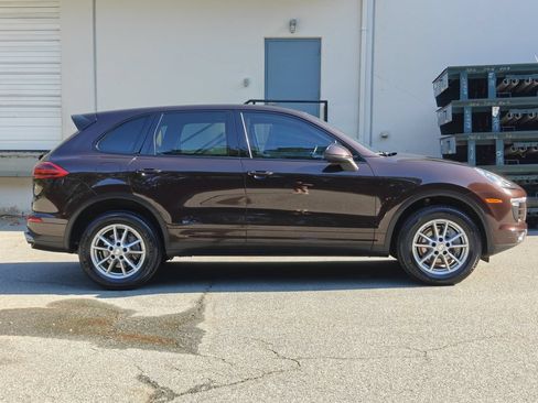 Used 2016 Porsche Cayenne AWD/4WD image 2