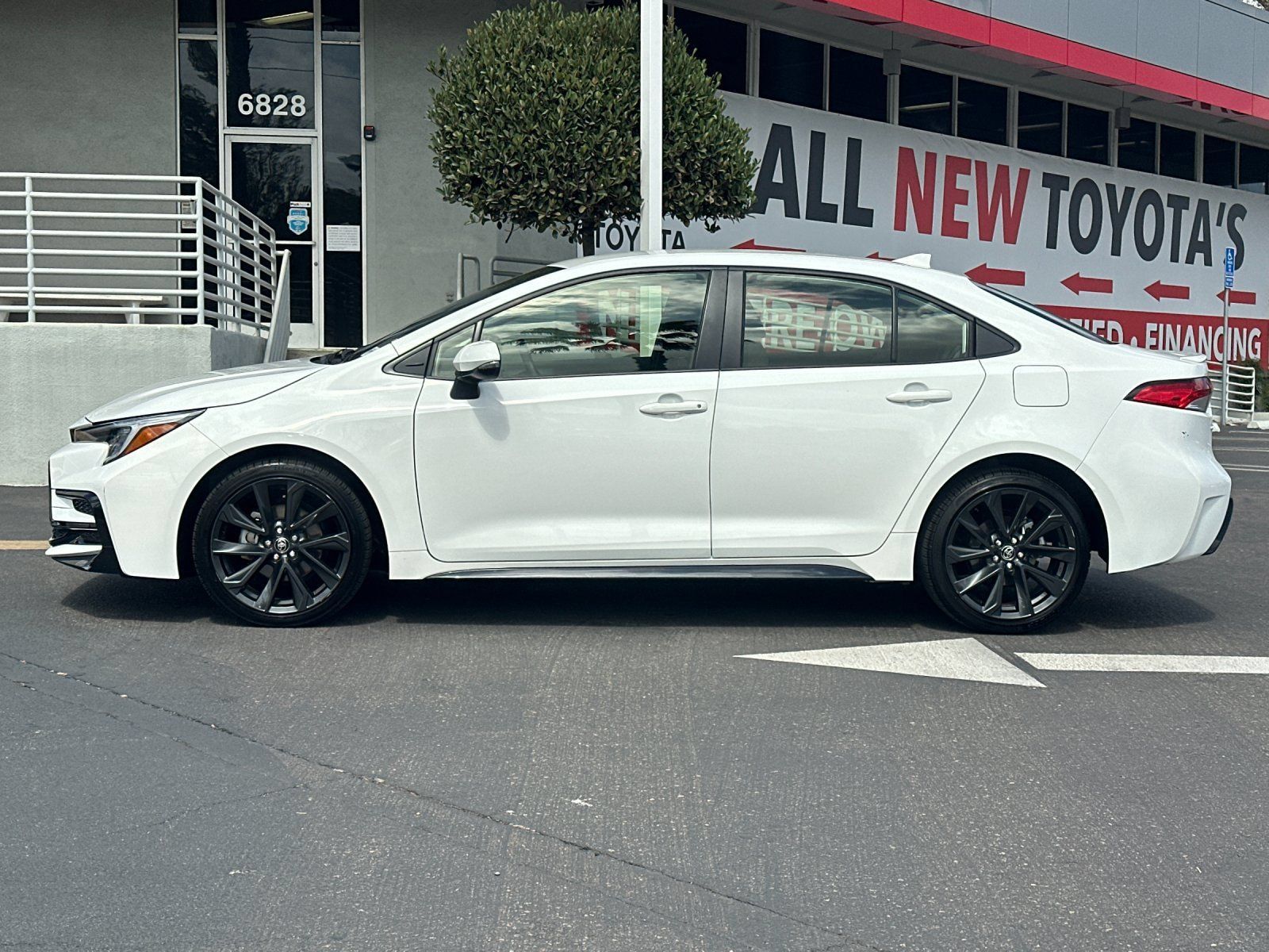 Used 2026 Toyota Corolla SE FWD image 2