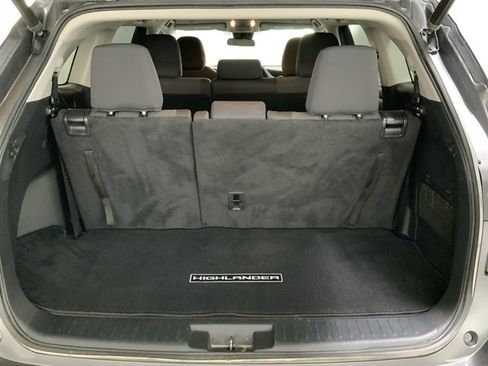 Used 2023 Toyota Highlander LE AWD/4WD image 8