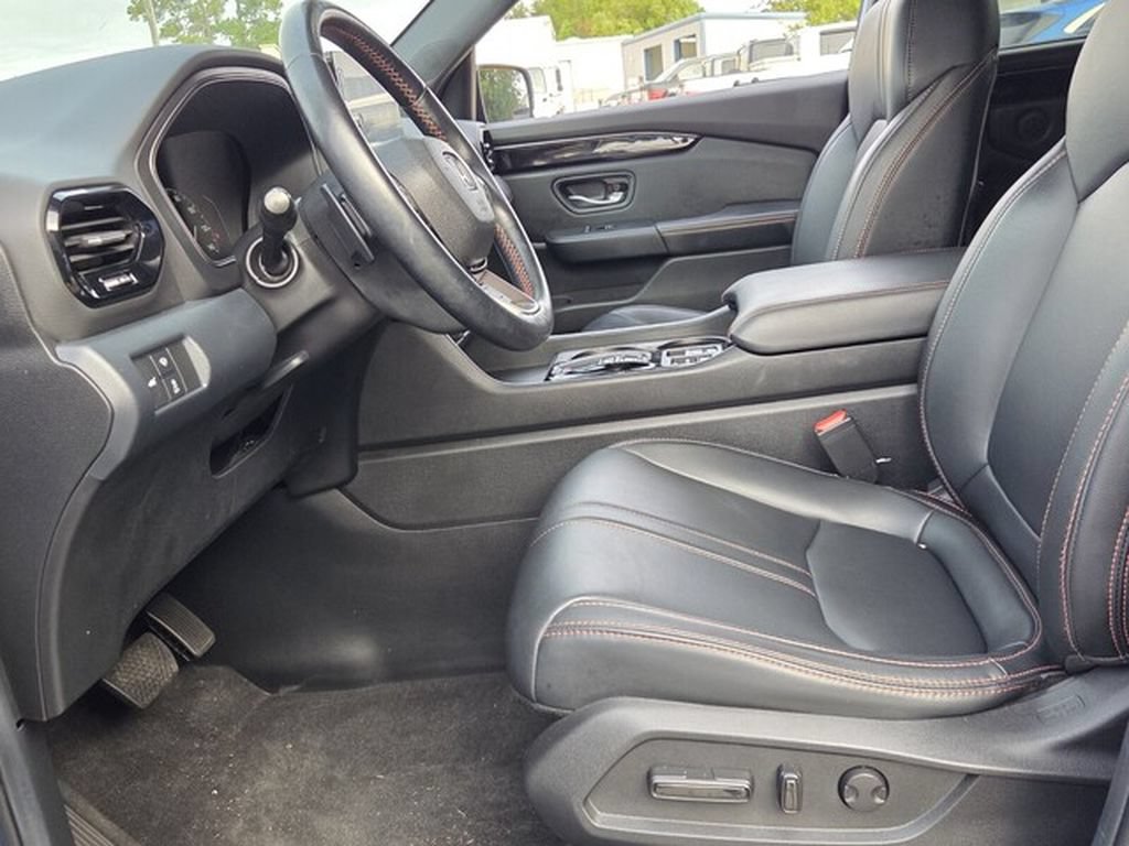 Used 2025 Honda Pilot TrailSport image 6