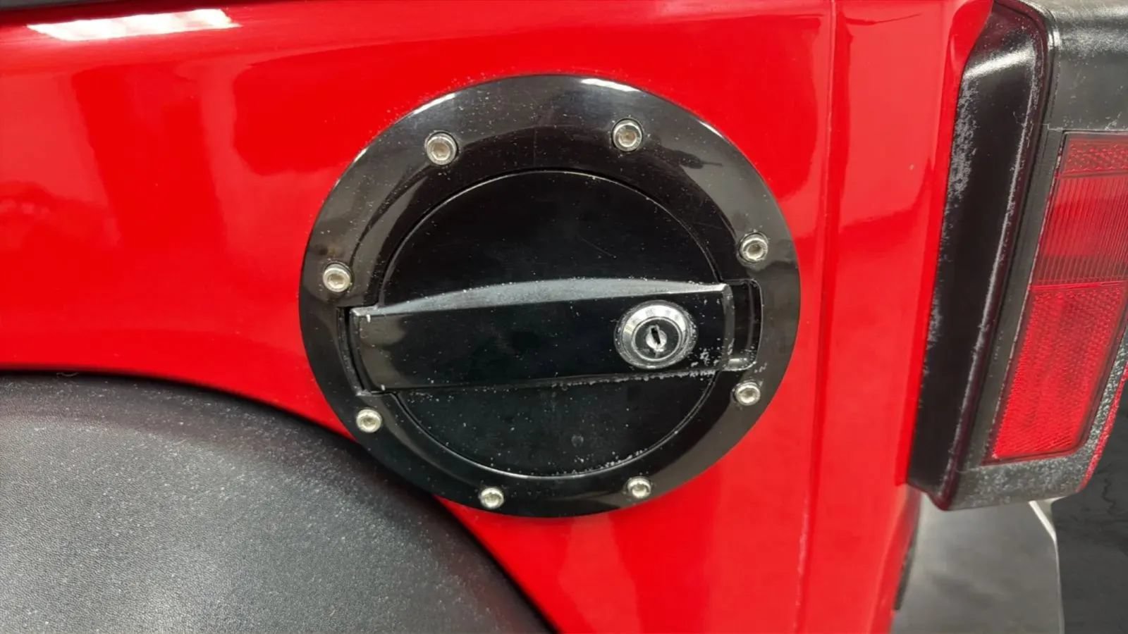 Used 2017 Jeep Wrangler Unlimited Rubicon w/ Connectivity Group AWD/4WD image 28