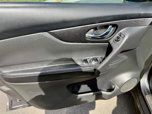 Used 2017 Nissan Rogue SV w/ Midnight Edition image 32