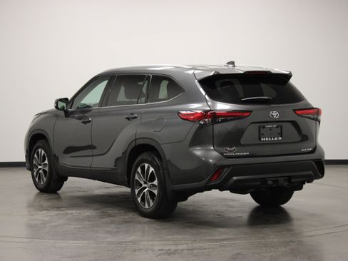 Used 2022 Toyota Highlander XLE AWD/4WD image 6
