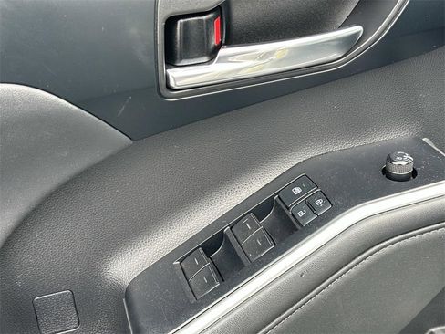 Used 2022 Toyota Highlander XLE image 17