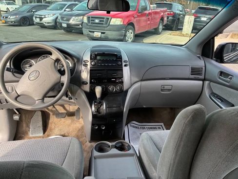 Used 2009 Toyota Sienna CE image 19