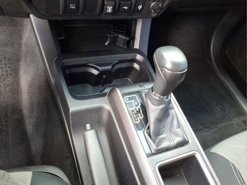Used 2022 Toyota Tacoma TRD Off-Road AWD/4WD image 22