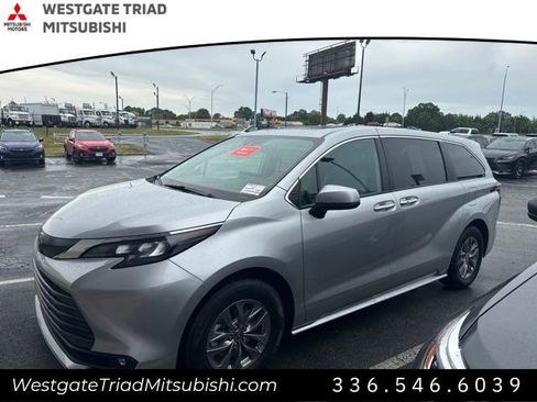 Used 2025 Toyota Sienna XLE FWD image 3