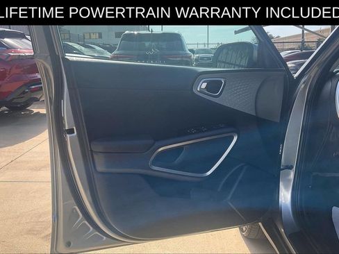 Used 2025 Kia Soul LX w/ LX Technology Package FWD image 15