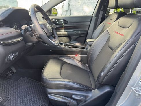 Used 2025 Jeep Compass Trailhawk AWD/4WD image 25